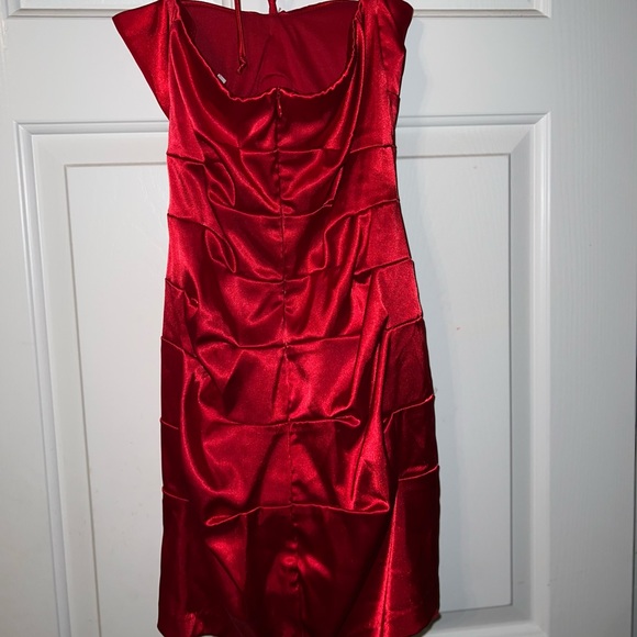 Red Dress - Picture 4 of 8